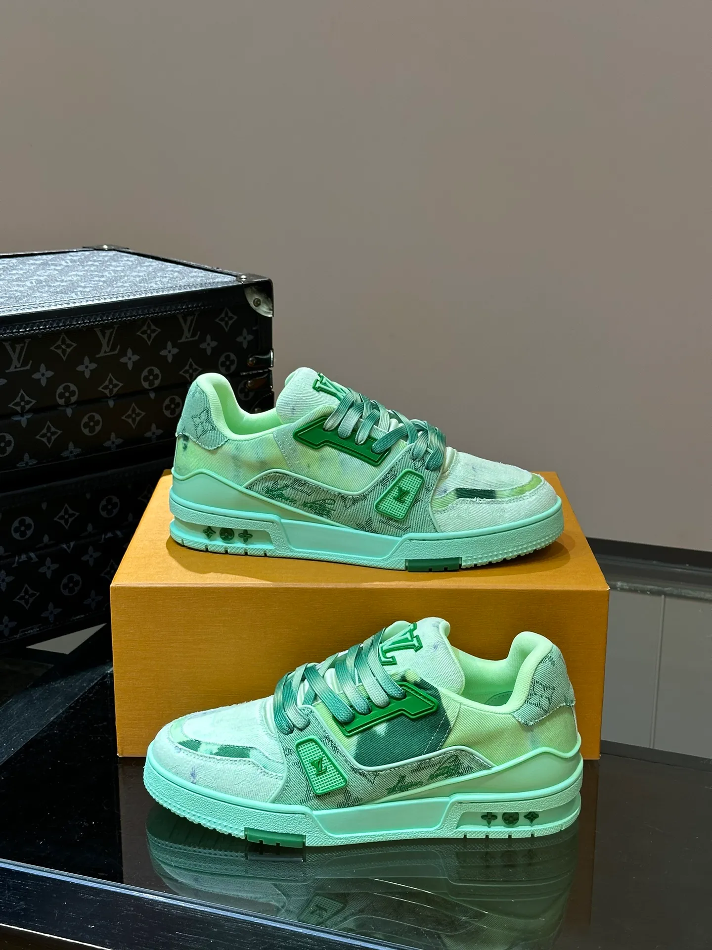 p840 TRAINER Men's canvas distressed sneakers, this LV Trainer sneaker is made of Monogram bleached denim to create a distressed look, reinterpreting Virgil Abloh's original design. Gradient laces complete the trendy details, rubber LV letters are marked on the tongue and side, technical rubber outsole blooms with Monogram flowers, and thick and lightweight EVA rubber outsole completes the whole. The upper is embellished with intricate prints and embroidered Monogram flowers. The rubber-injected rubber outsole continues the iconic elements, with a thick padded collar. The tongue, sides and rear are decorated with LV letters. The outsole is decorated with Monogram flowers. The standard insole continues the comfort experience. Size: 38-45